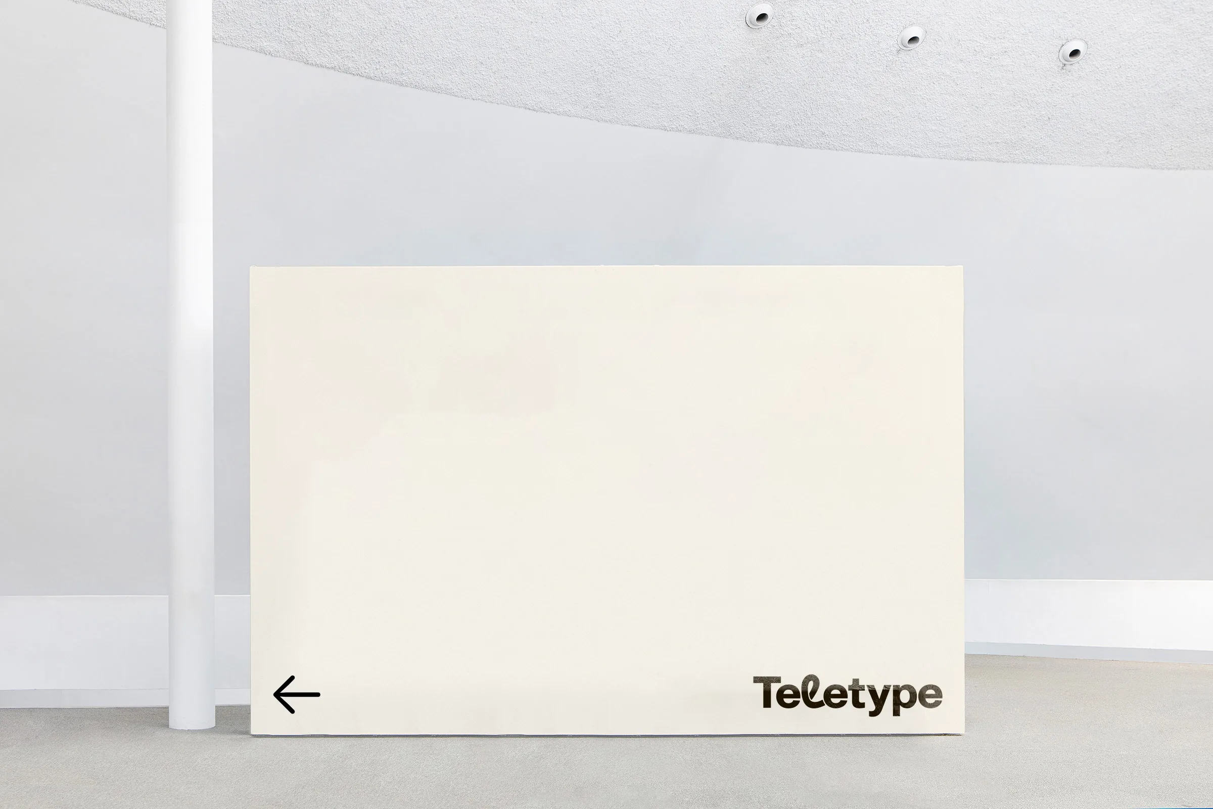 Вывеска Teletype в галерейном пространстве